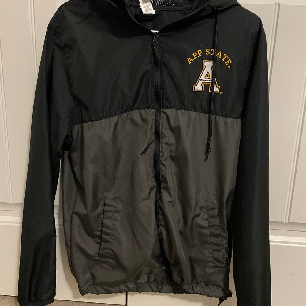 app state windbreaker/raincoat